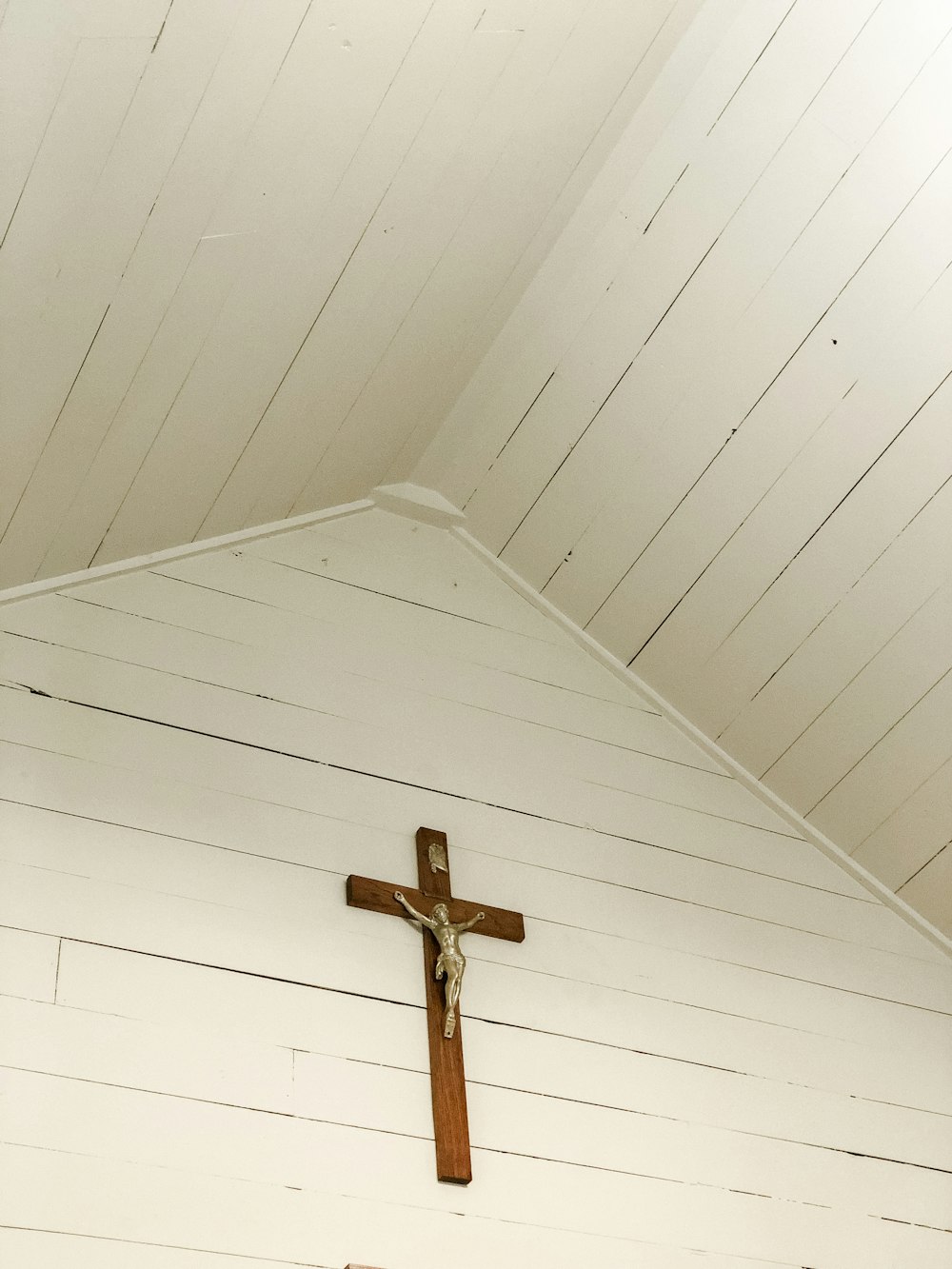 Una cruz en la pared de una iglesia