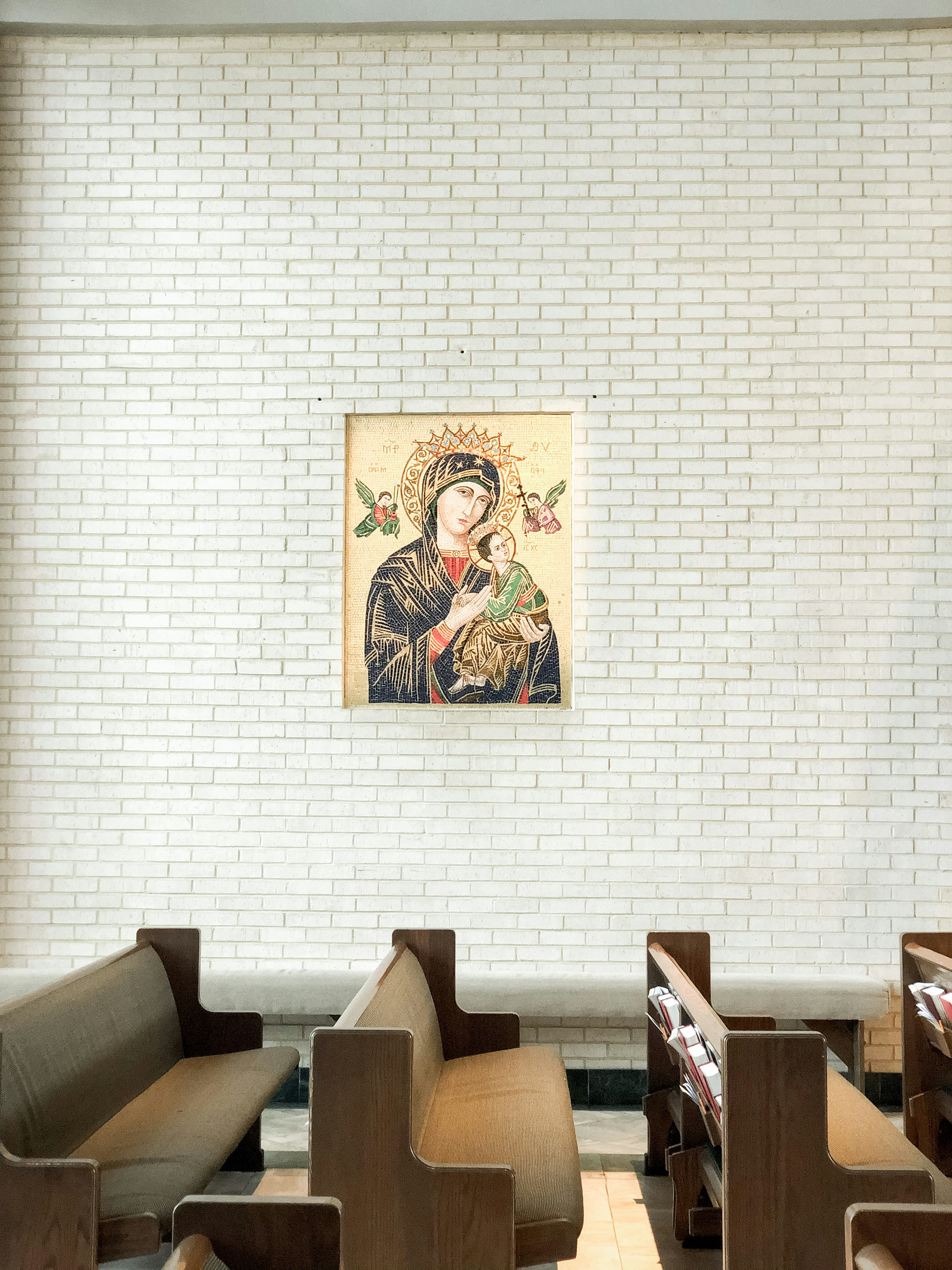 絵が描かれた白いレンガの壁