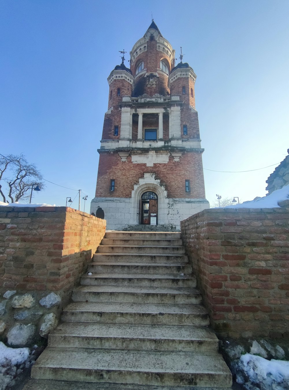 Ein sehr hoher Turm mit einer Uhr an der Seite