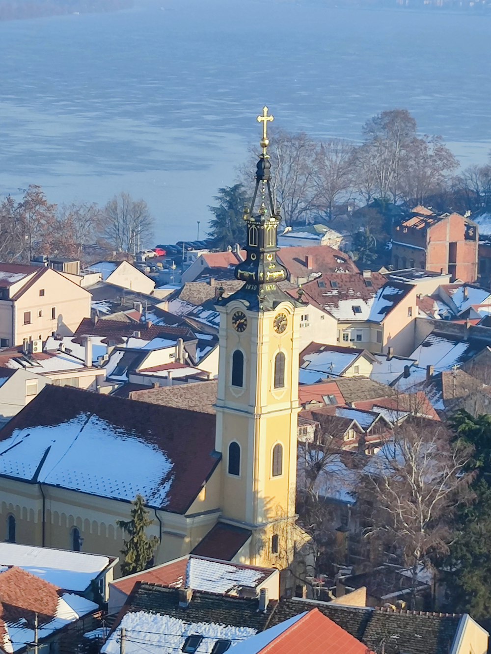 un clocher d’église surmonté d’une croix