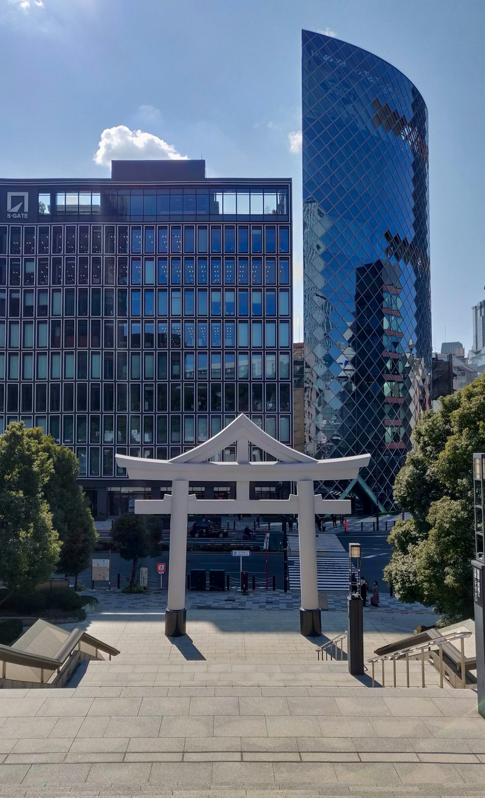 un edificio molto alto seduto accanto a un edificio molto alto