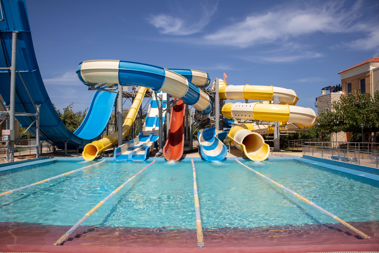 Toboggans d'un parc aquatique en plein air, image d'illustration