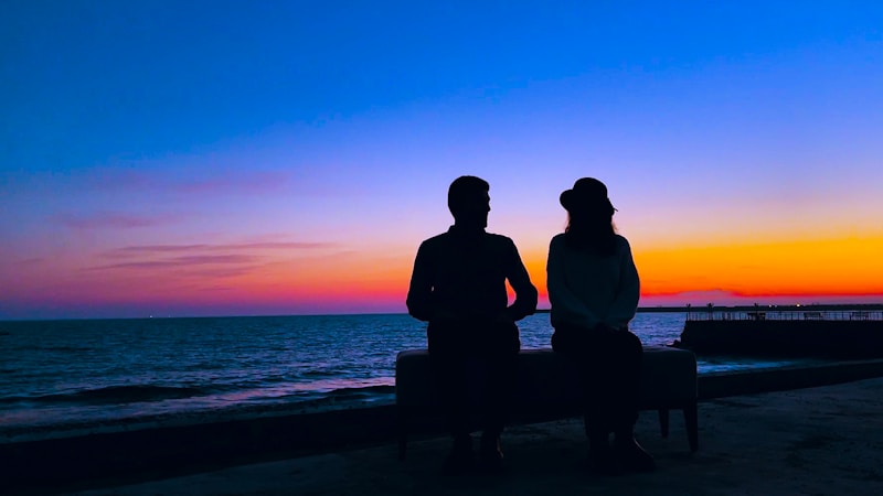 Pareja contemplando el ocaso