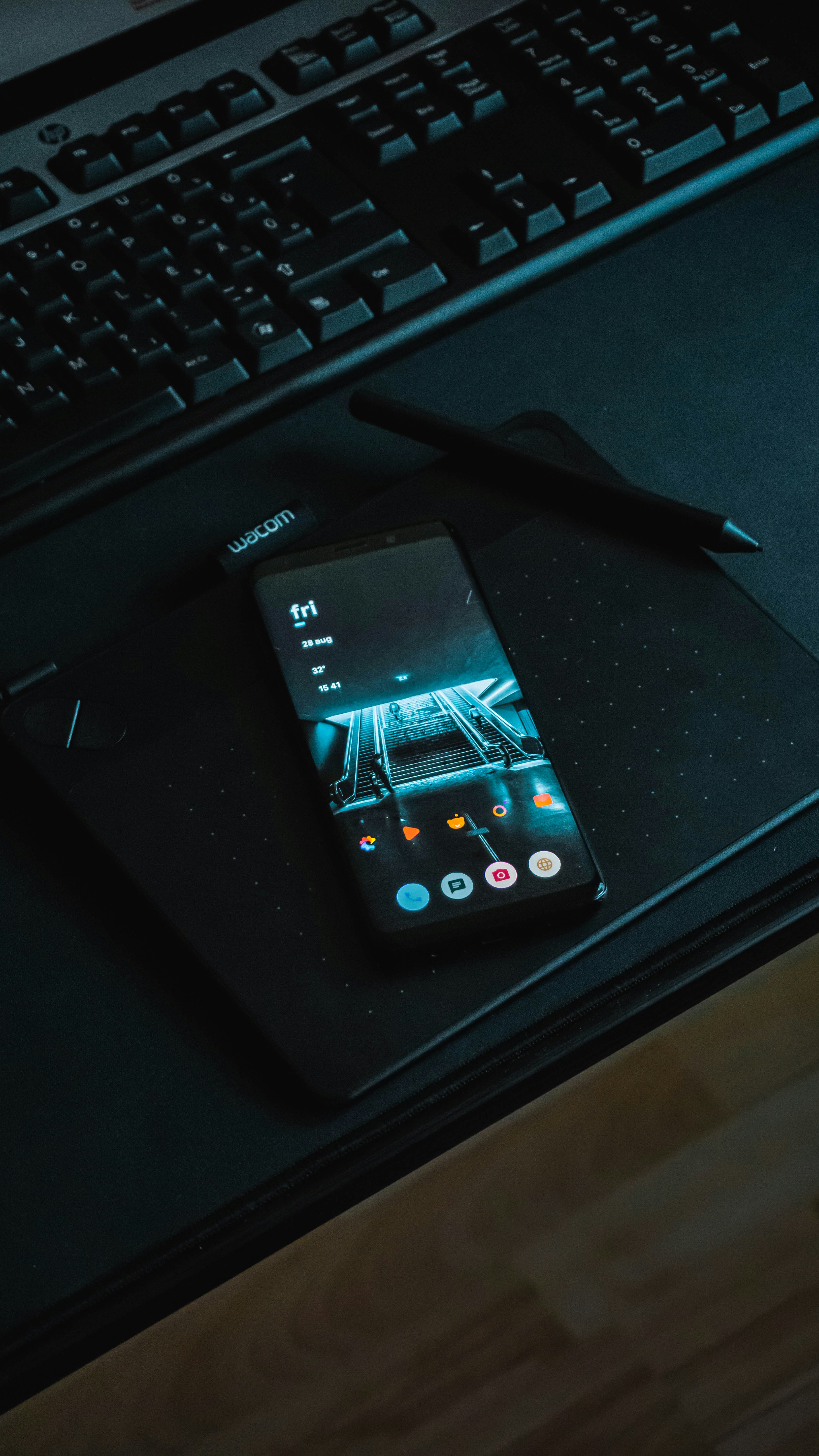 minimalist home office, wallpaper, Monochrome Home Office: Design Ideas 2