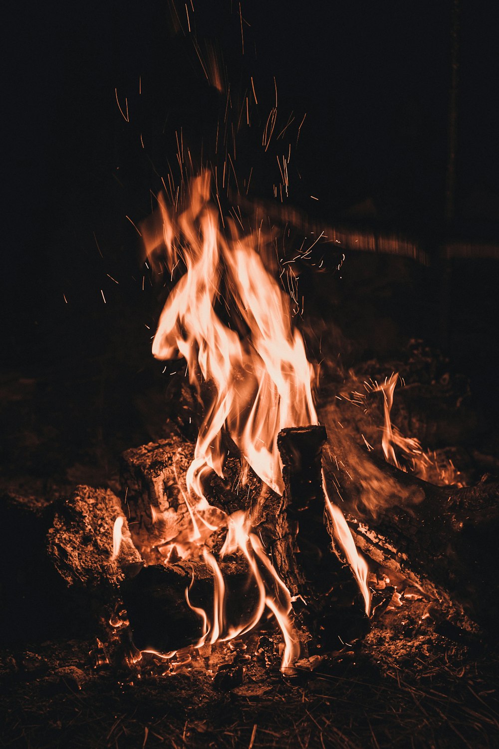 Un fuoco che brucia nel buio con molte fiamme