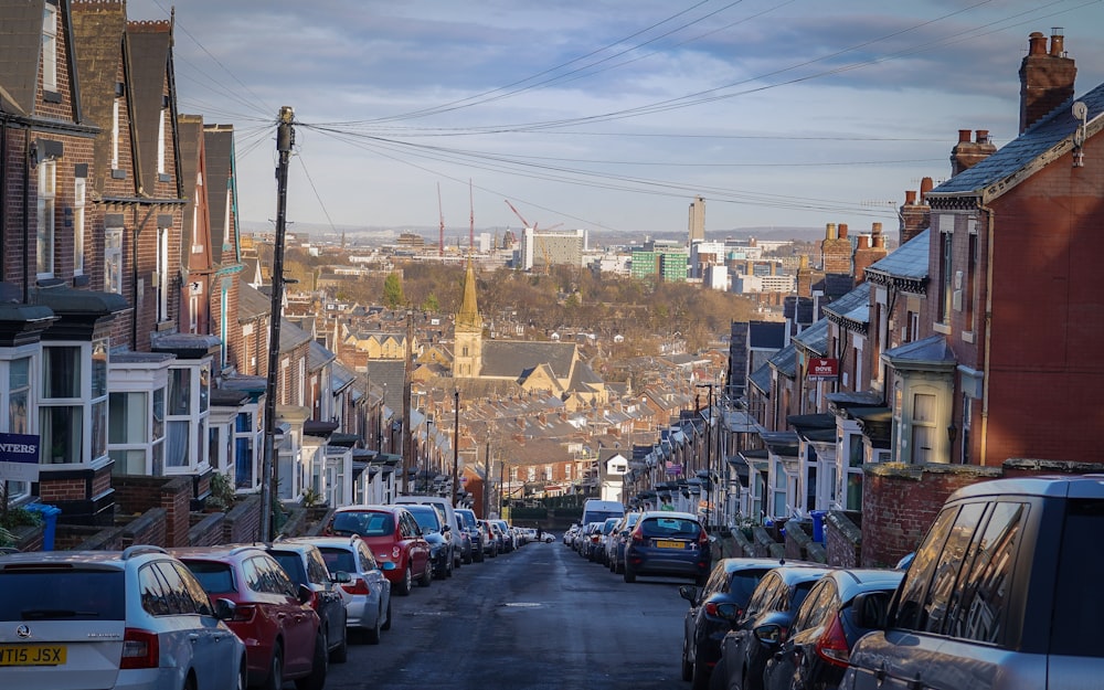 a city street filled with lots of parked cars