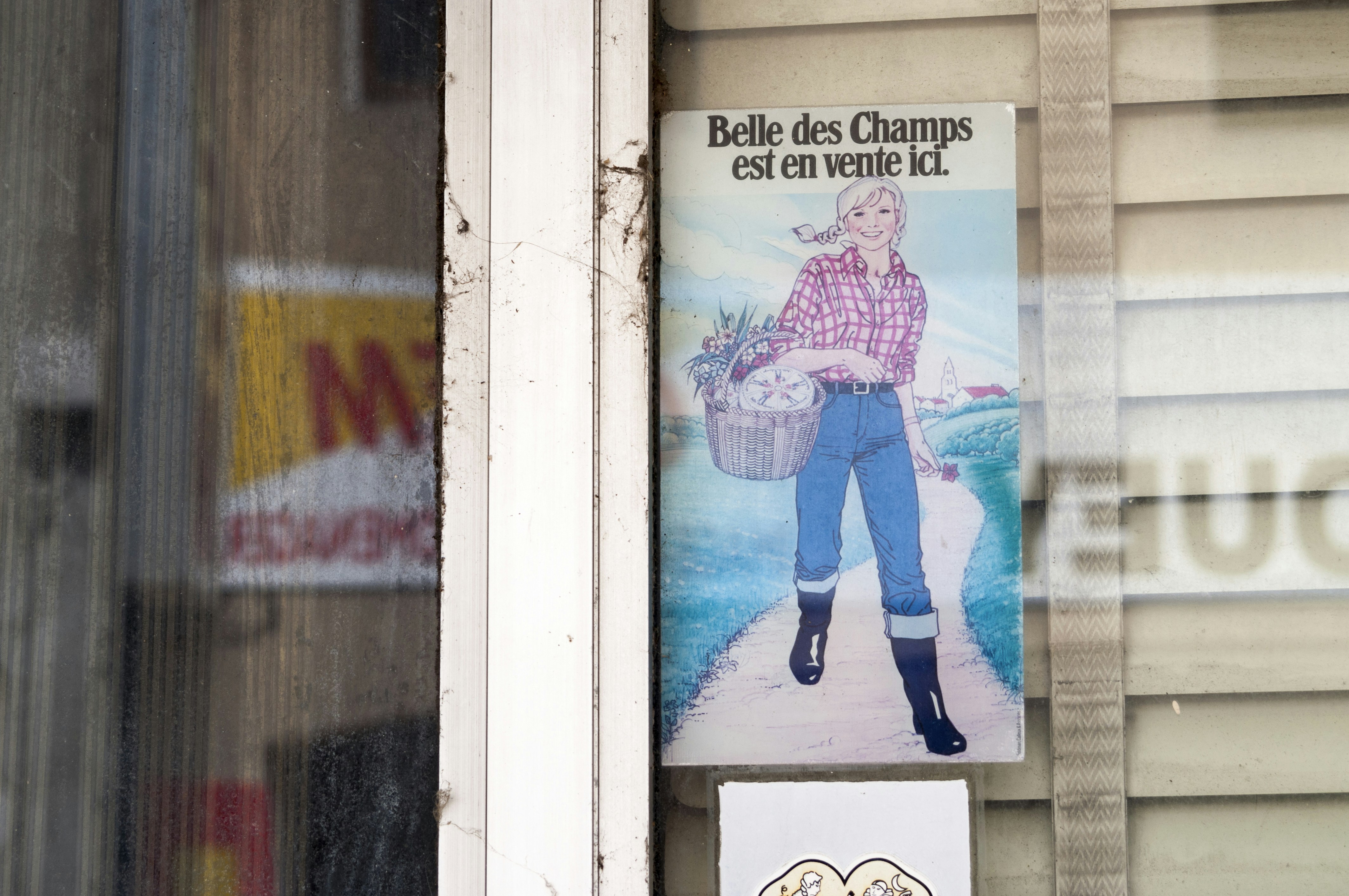 Un póster de una mujer sosteniendo una canasta de huevos