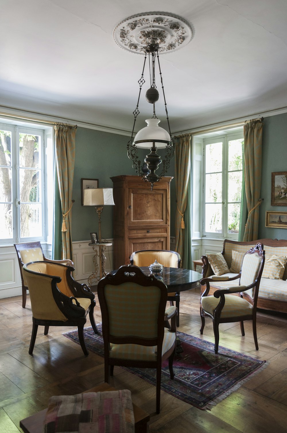 a dining room with a chandelier hanging from the ceiling