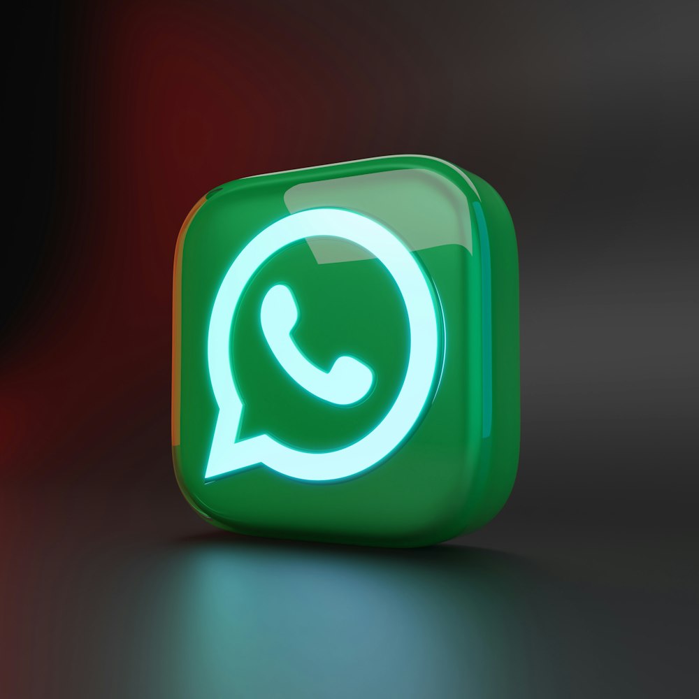 Ein grüner quadratischer Button mit einem grünen WhatsApp-Symbol