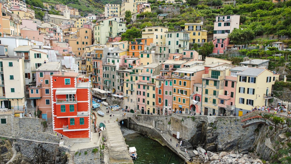 a group of buildings that are next to a river