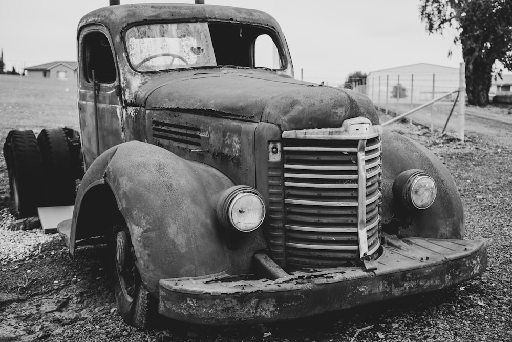 古いトラックの白黒写真