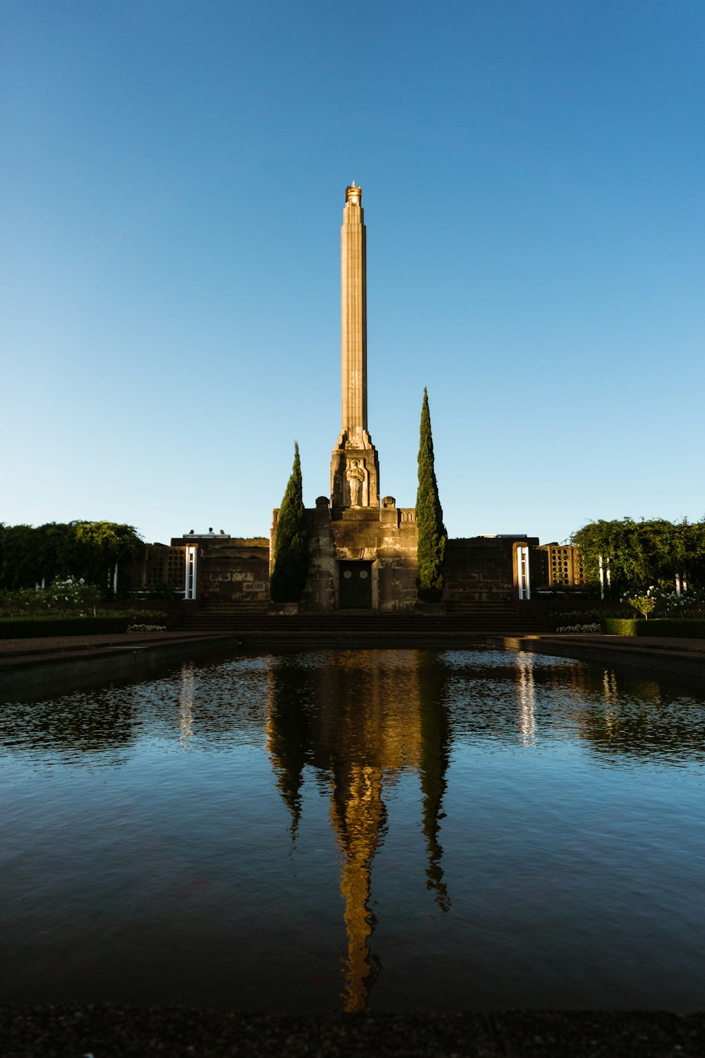 um grande edifício com uma torre do relógio no meio dele