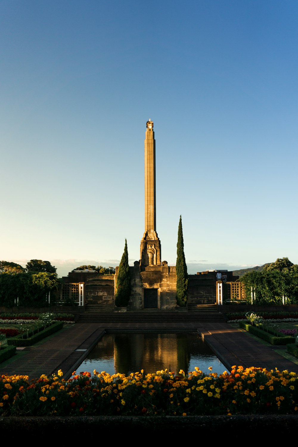 ein großes Denkmal mit einem Brunnen in der Mitte