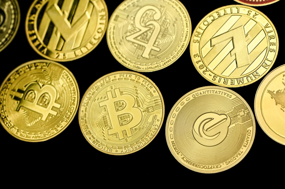 Ein Haufen Bitcoins, die übereinander sitzen