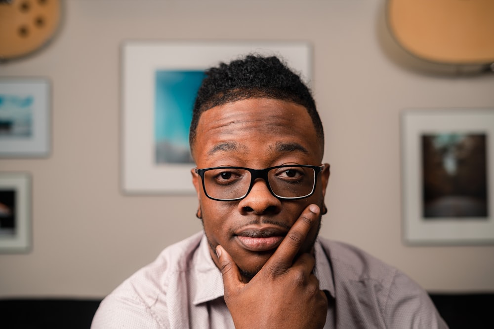 Un homme avec des lunettes regarde la caméra