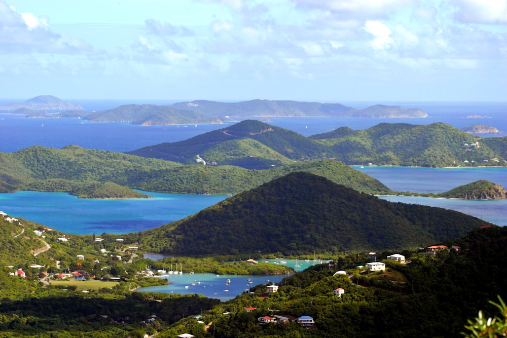 uma vista panorâmica de uma ilha tropical com água azul