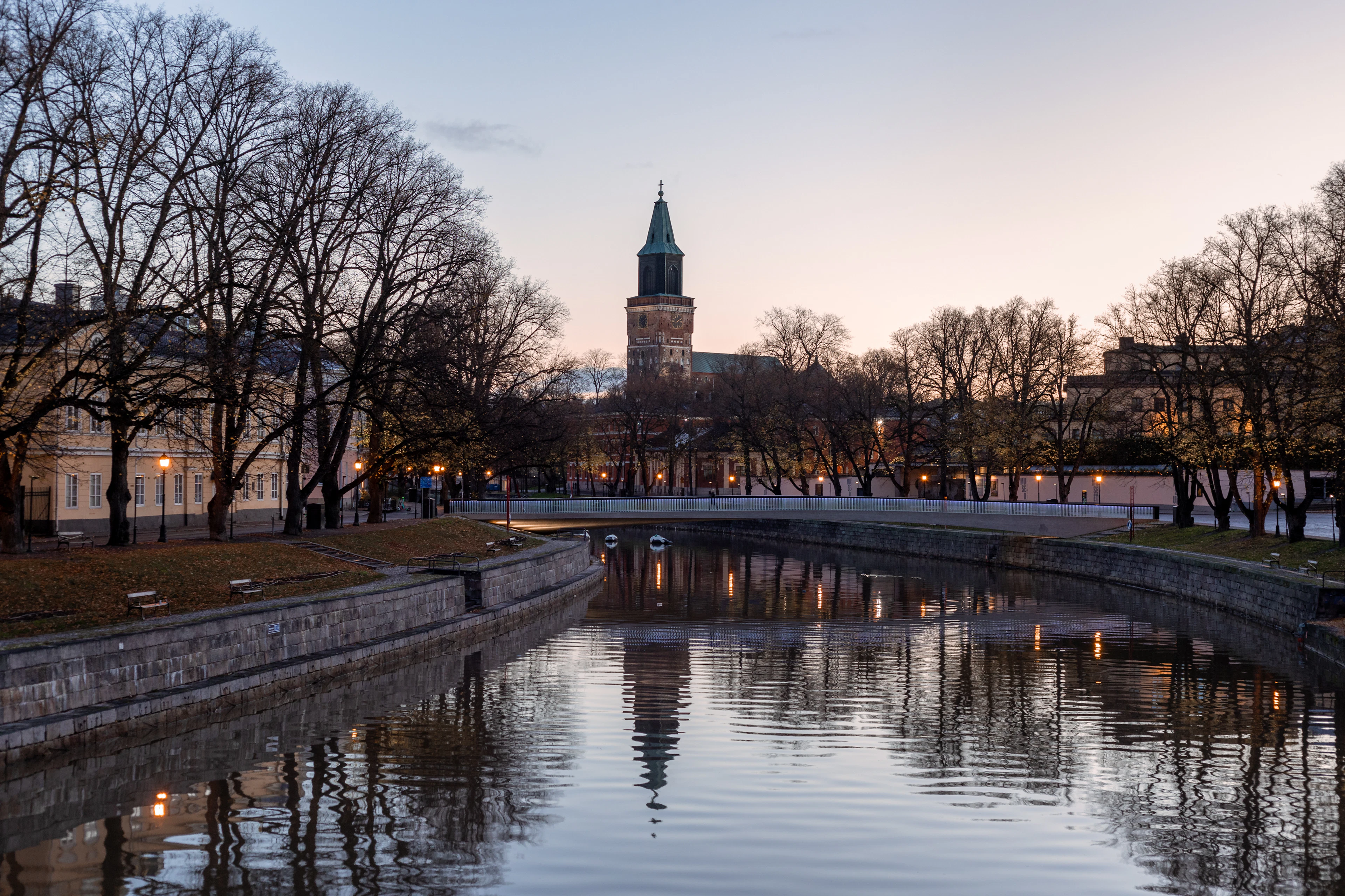 Auros upė ir Turku katedra rudens prieblandoje, Suomija