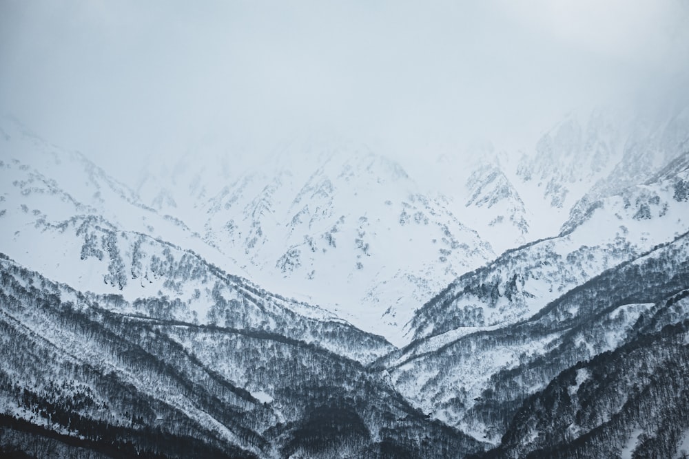 una catena montuosa coperta di neve in inverno