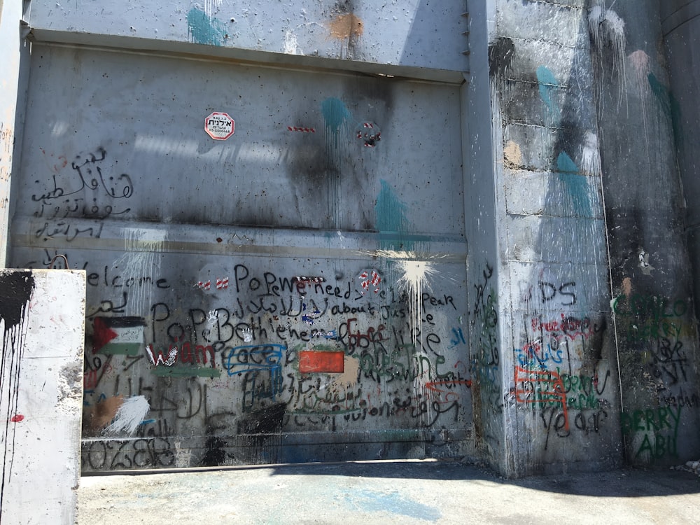 Graffiti en el costado de un edificio en una ciudad