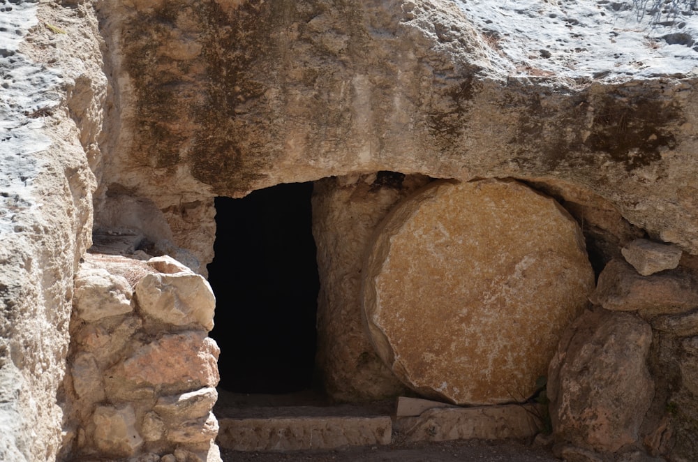 una grotta di pietra con una porta