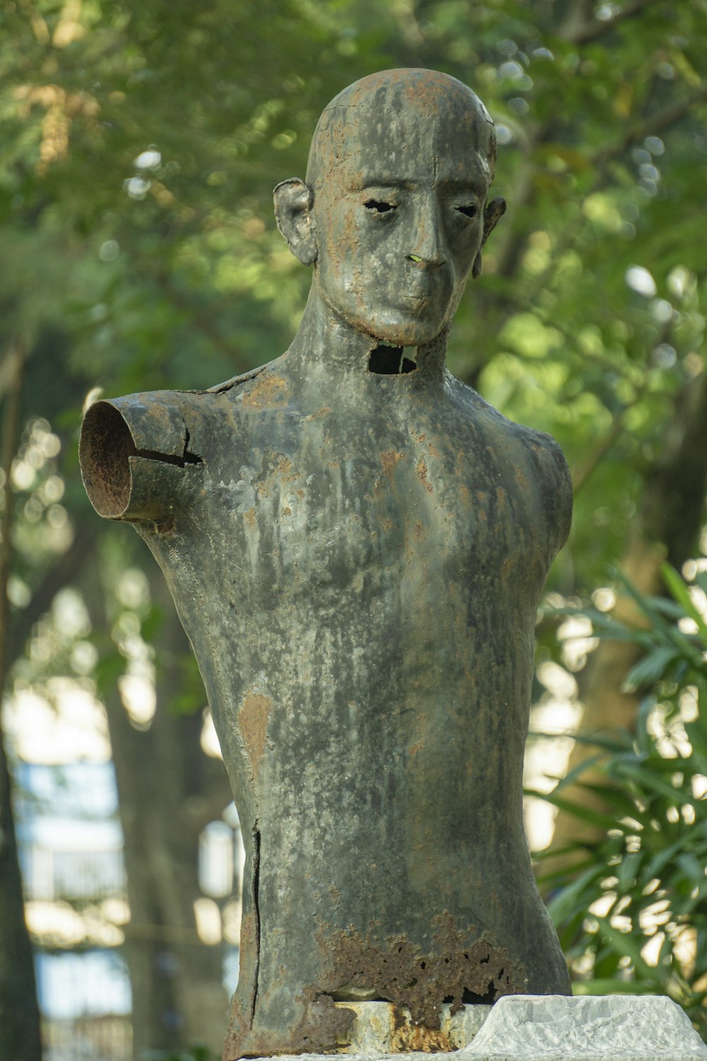 uma estátua de um homem com um cachimbo na boca