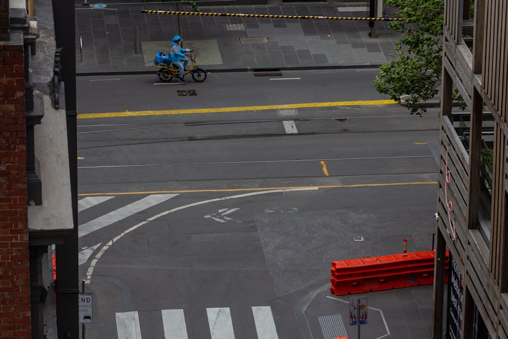 Una persona que conduce una motocicleta en una calle de la ciudad