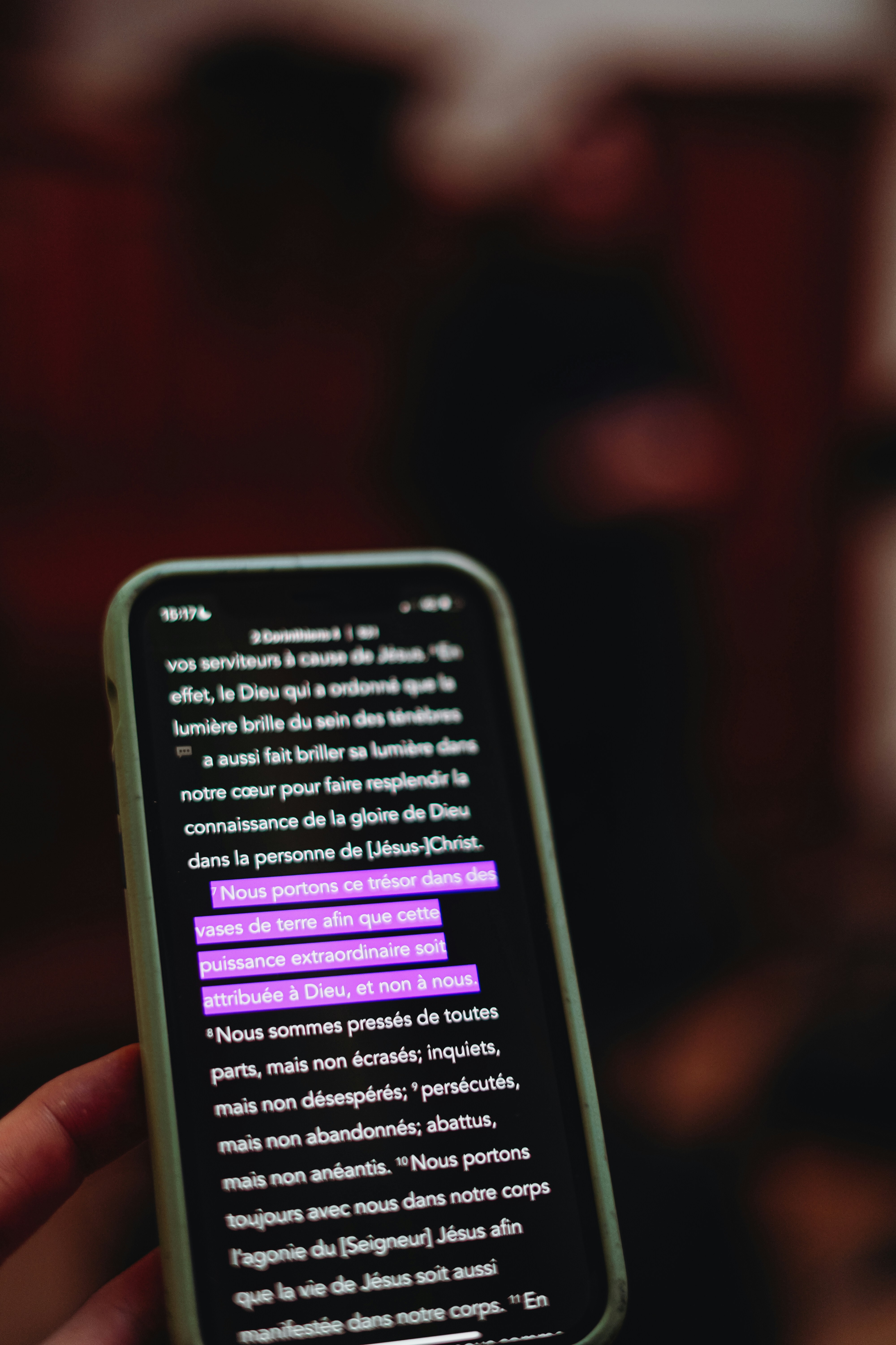 Uma pessoa segurando um telefone celular com uma mensagem de texto na tela  foto – Imagem grátis sobre Papel de parede do celular na Unsplash, image size:3000x4500