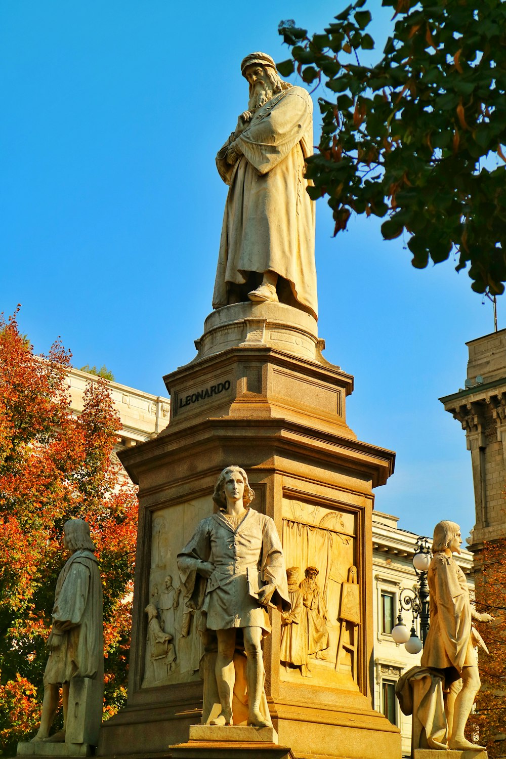 uma estátua de um homem de pé ao lado de uma estátua de uma mulher