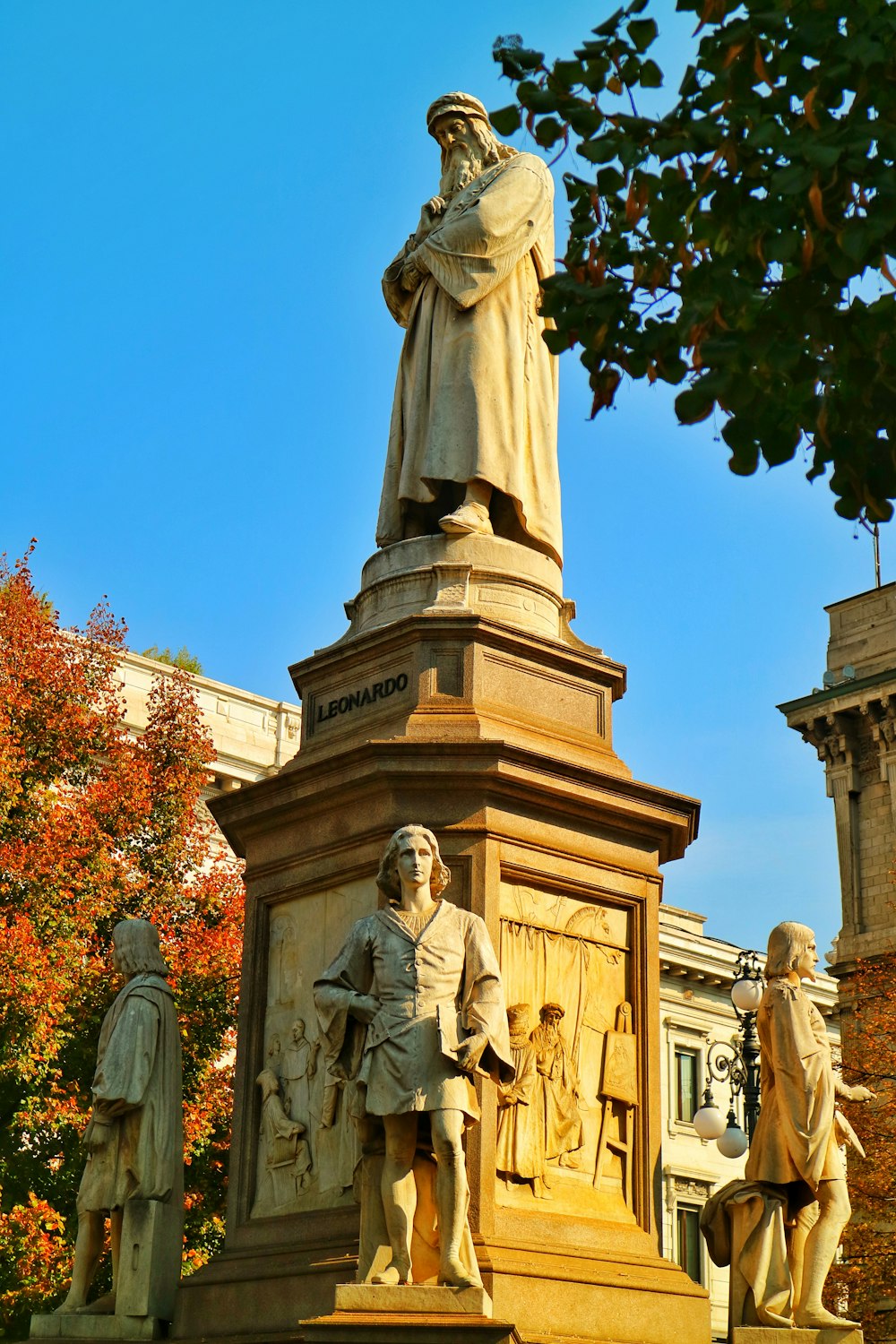 una estatua de un hombre de pie junto a una estatua de una mujer