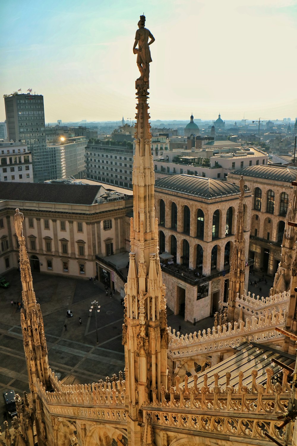 un grande edificio con una statua sopra di esso