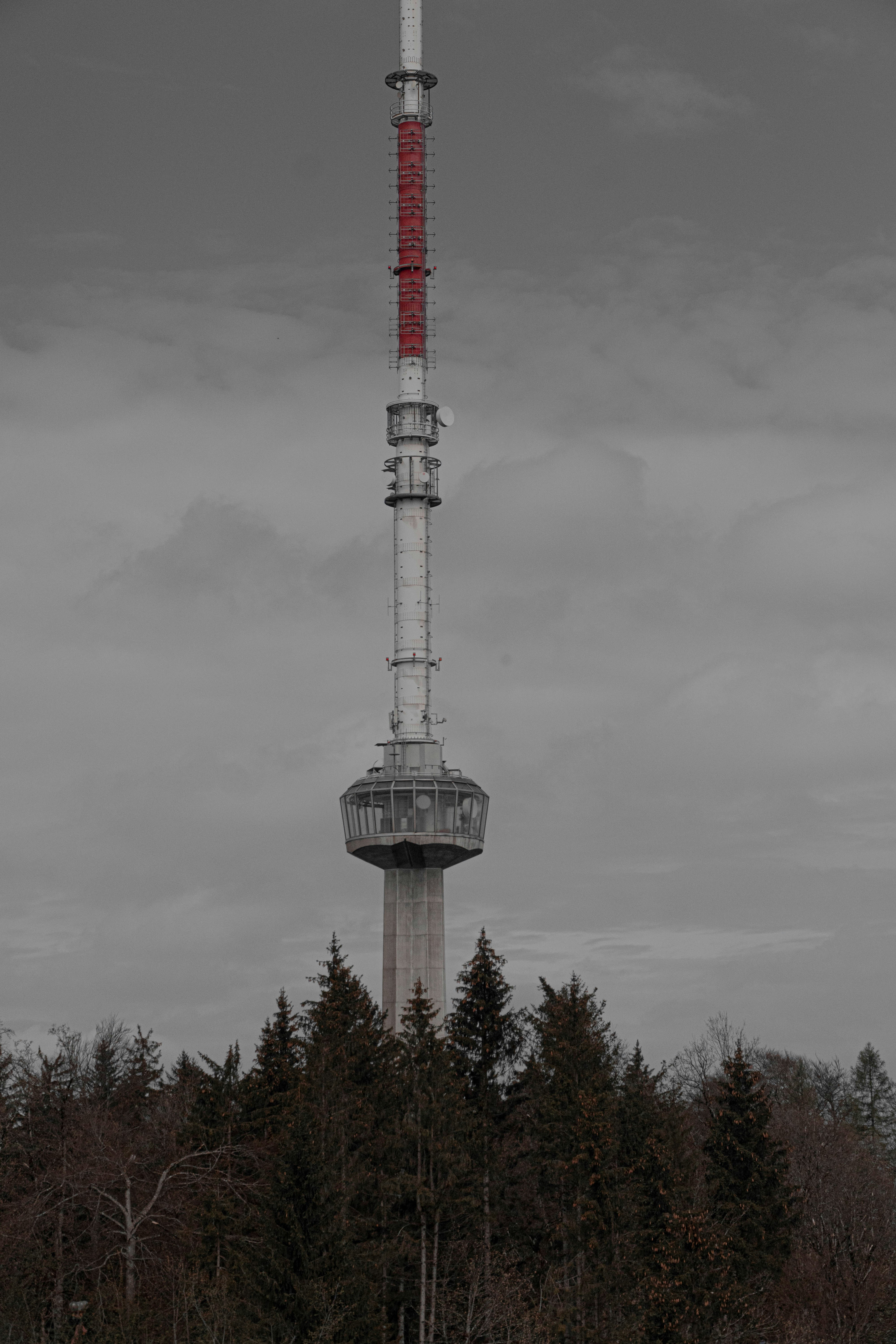 uma torre muito alta com um topo vermelho e branco