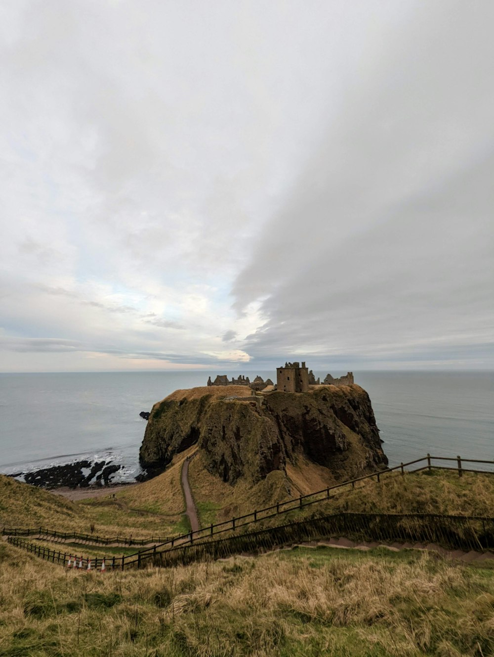 Un château au sommet d’une colline près de l’océan