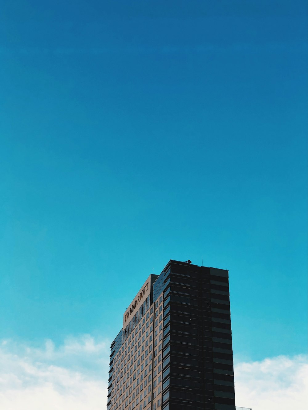 Ein hohes Gebäude mit blauem Himmel im Hintergrund