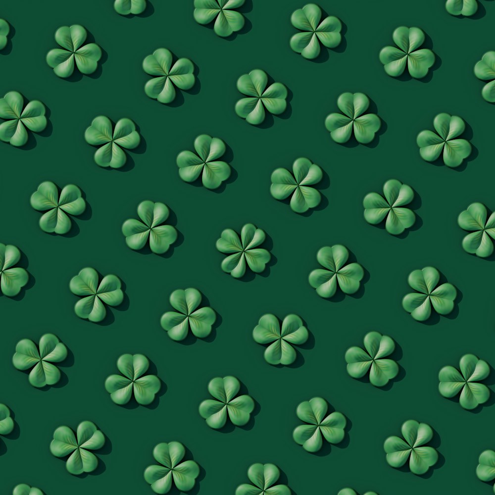 grüner Hintergrund mit vierblättrigen Kleeblättern