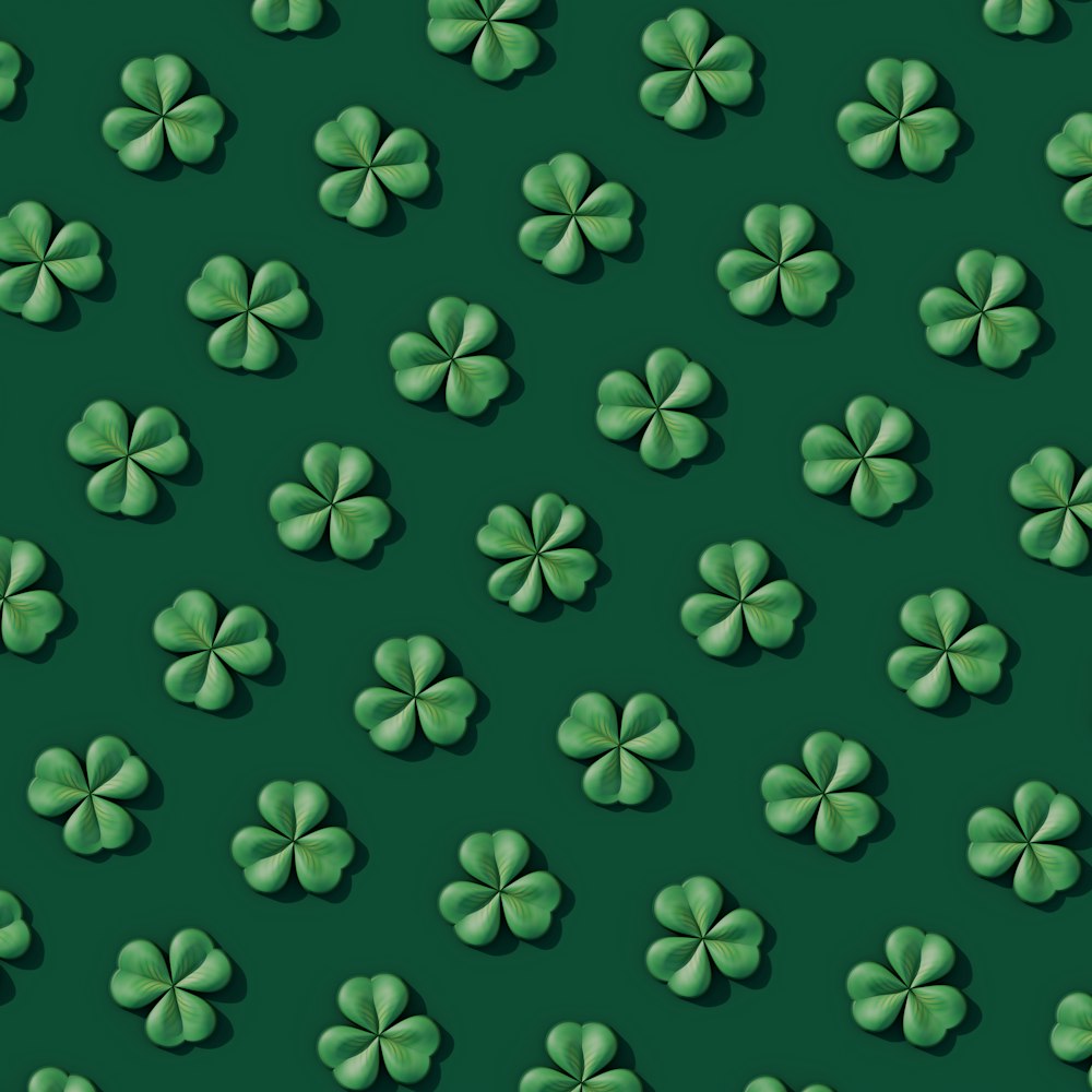 un fondo verde con tréboles de cuatro hojas