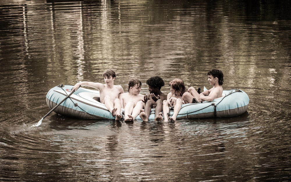 Eine Gruppe von Menschen, die auf einem Floß in einem Gewässer reiten