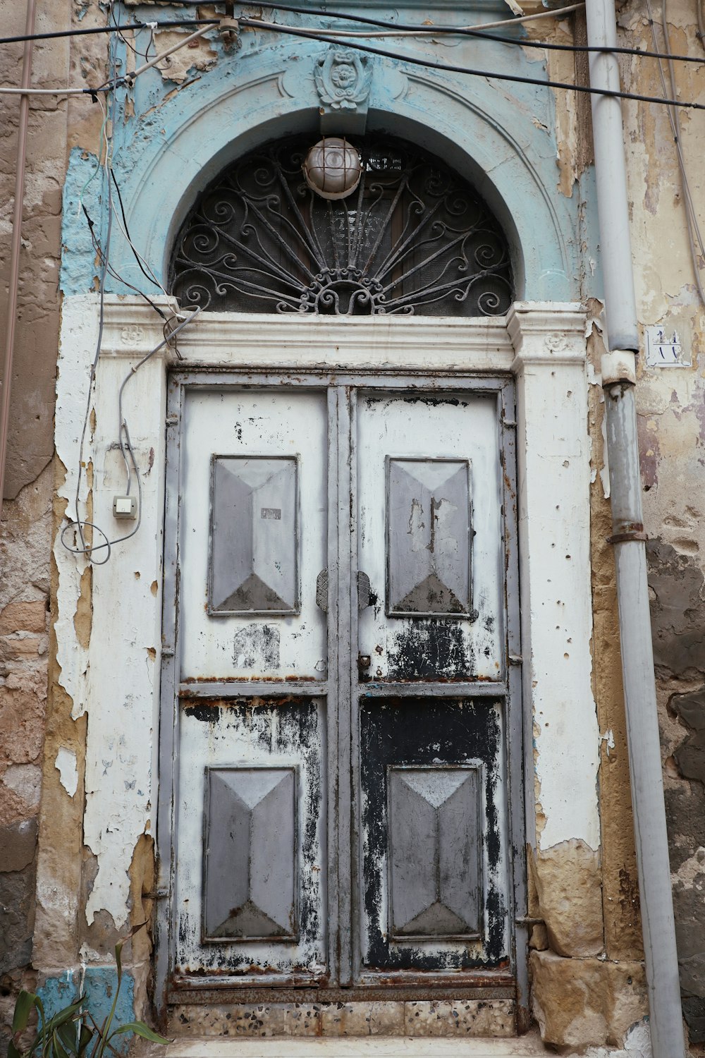 오래된 문과 창문이있는 오래된 건물