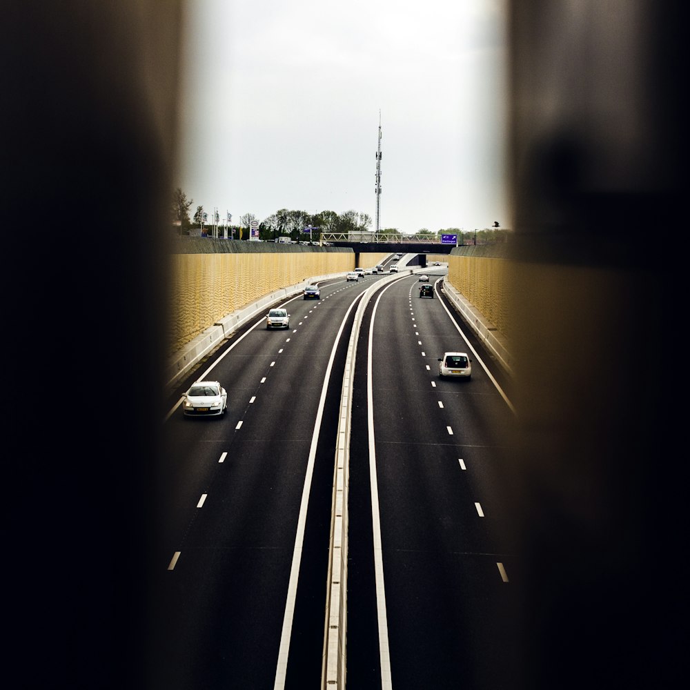 Blick auf eine Autobahn aus einem Tunnel