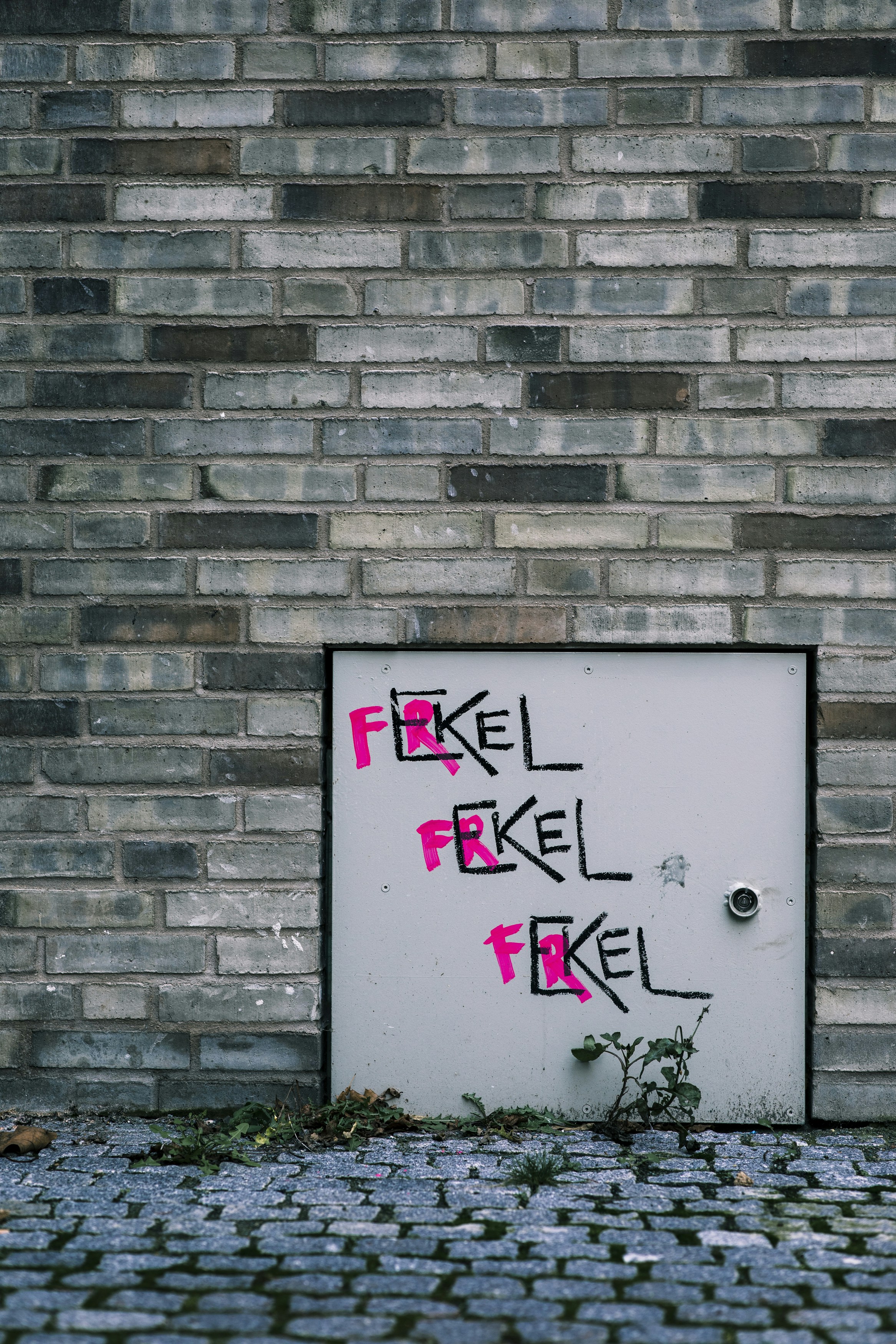 eine Tür mit Graffiti vor einer Ziegelmauer