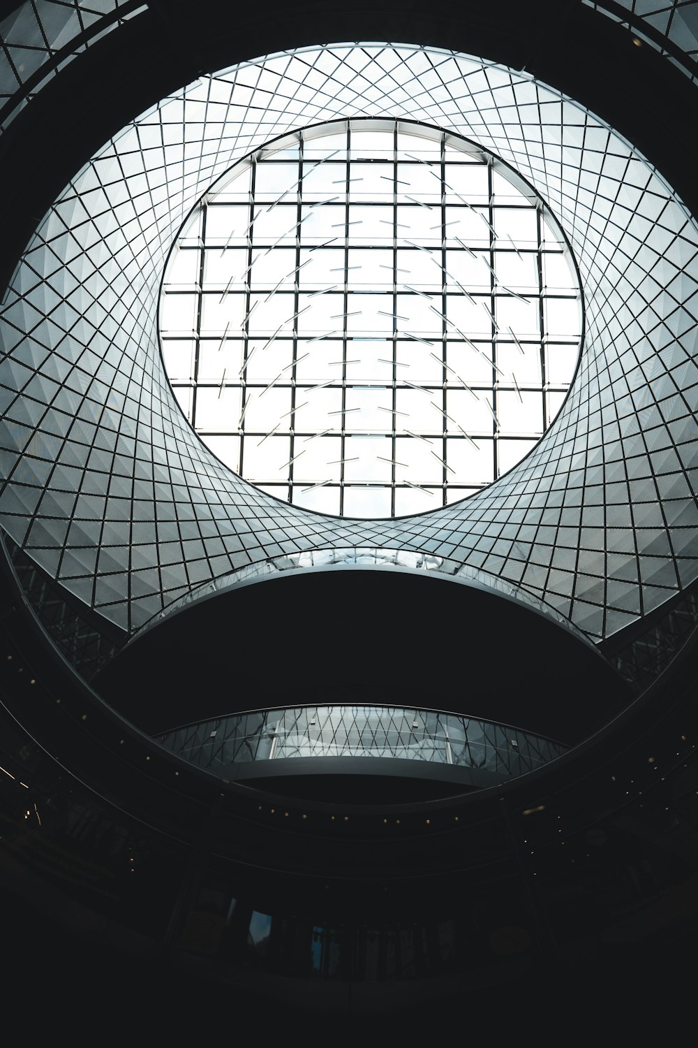 una ventana circular en el techo de un edificio