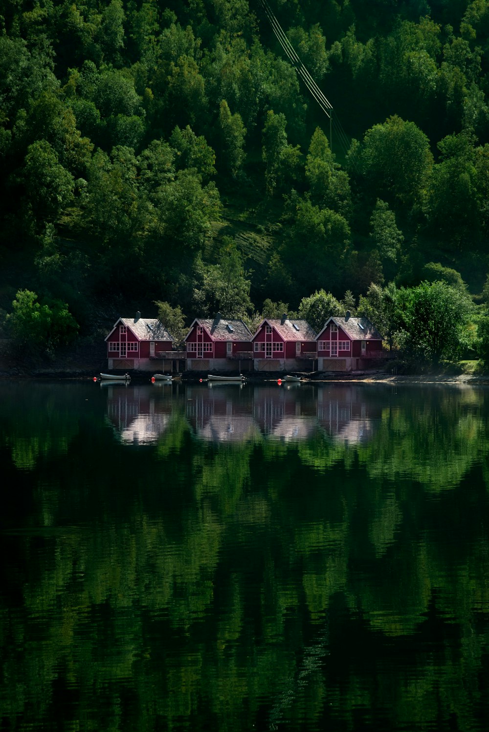 Eine Reihe roter Kabinen auf einem See