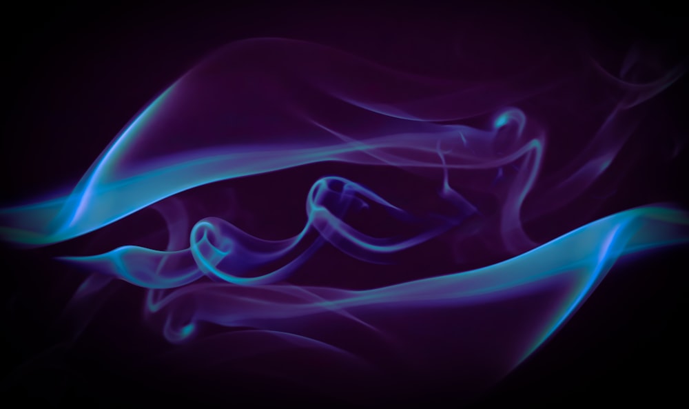 Une fumée violette et bleue tourbillonne sur un fond noir