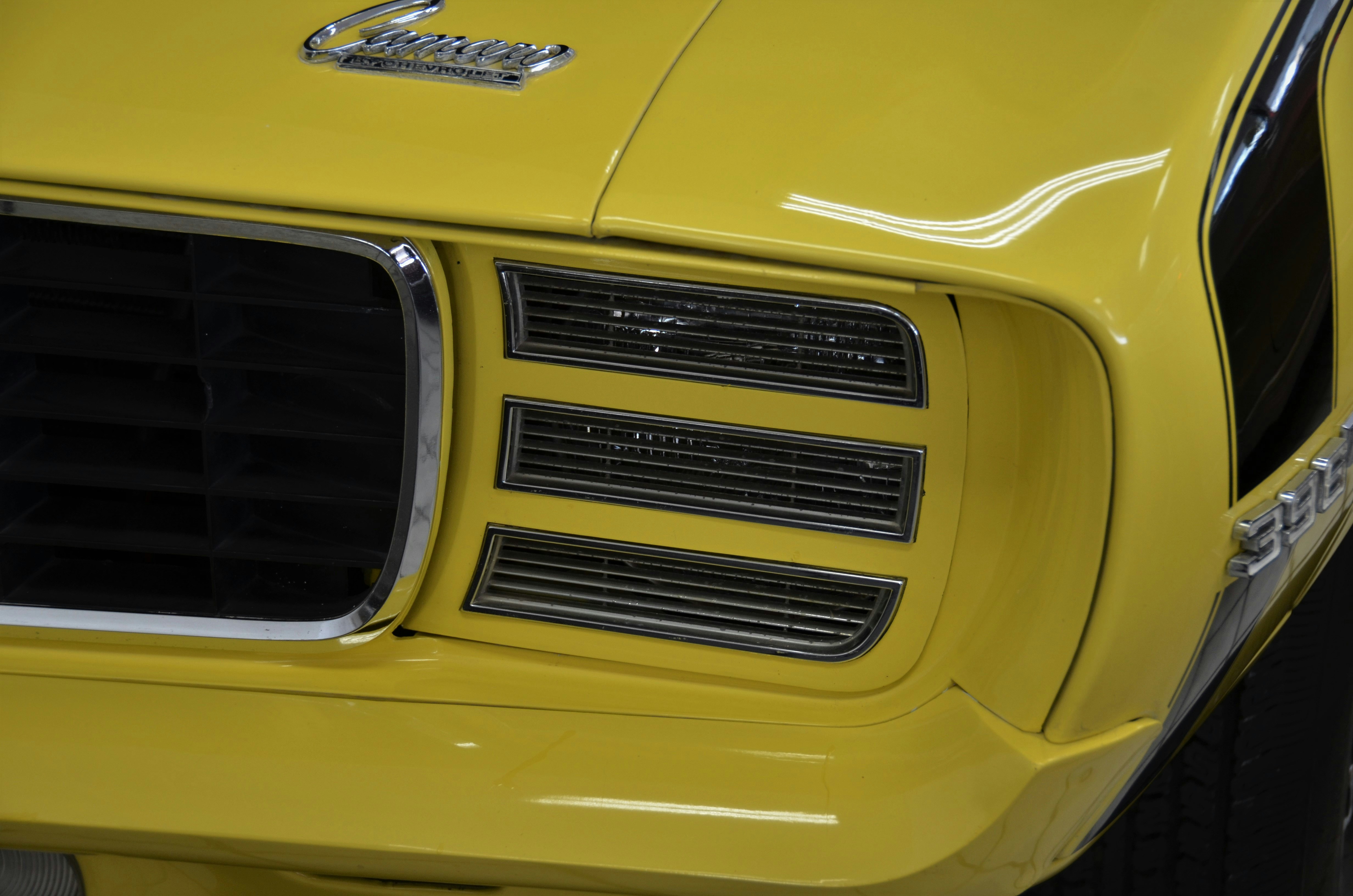 Capó amarillo y negro del auto deportivo Chevrolet foto – Imagen de Coche  gratuita en Unsplash, image size:3000x1987