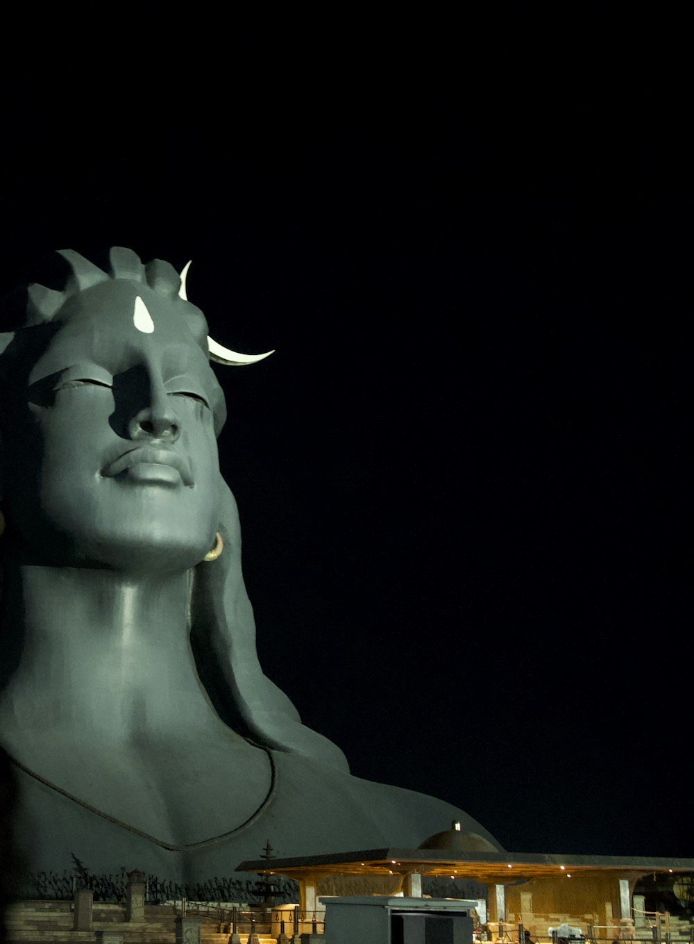 eine große Statue einer Frau mit Hörnern auf dem Kopf