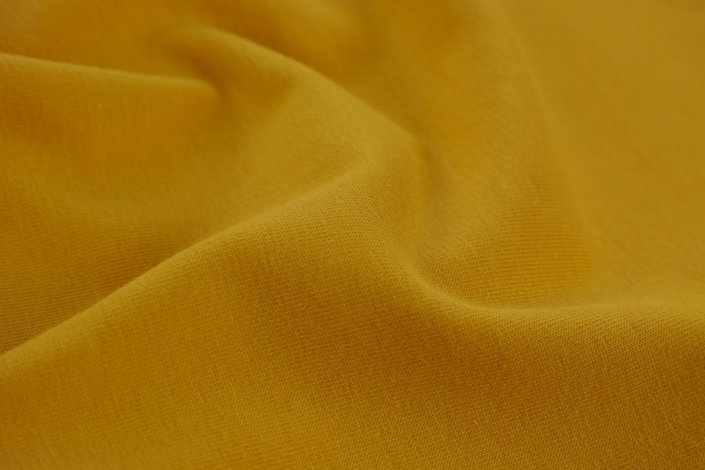 Una vista de cerca de una tela amarilla