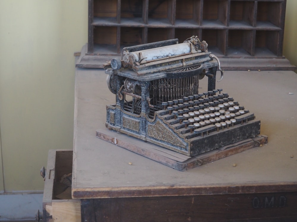 una macchina da scrivere vecchio stile seduta su un tavolo
