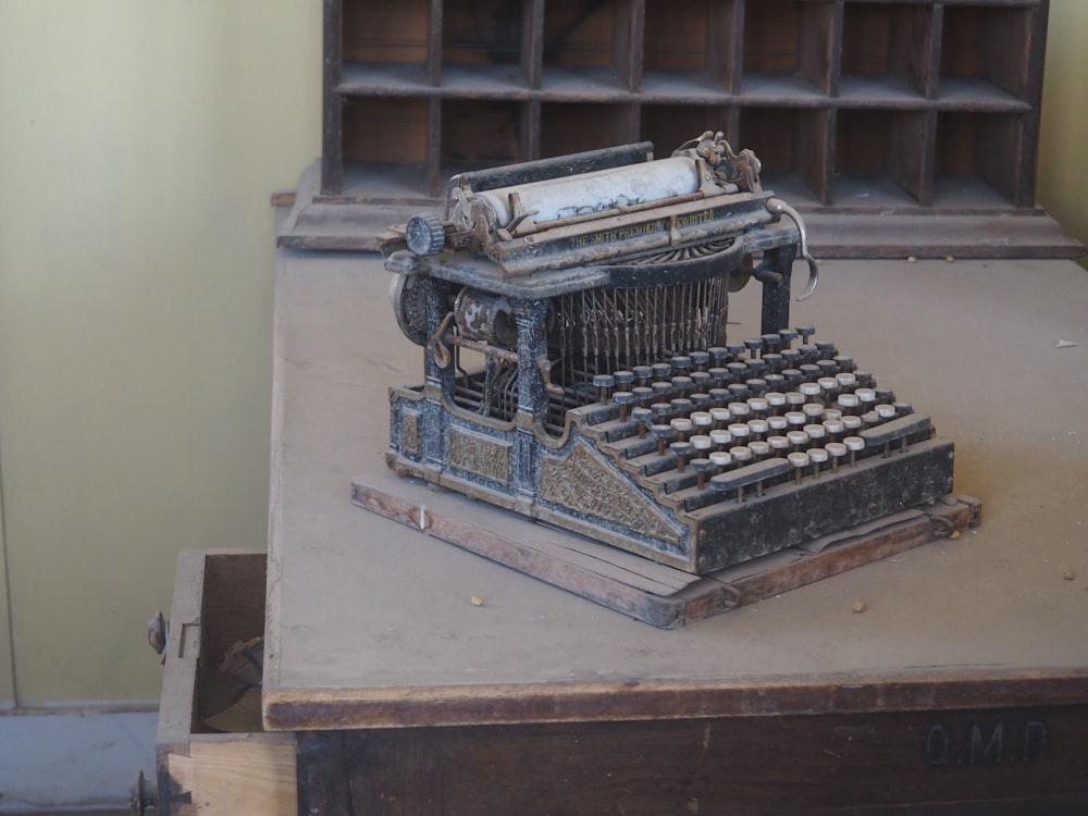 an old fashioned typewriter sitting on a table