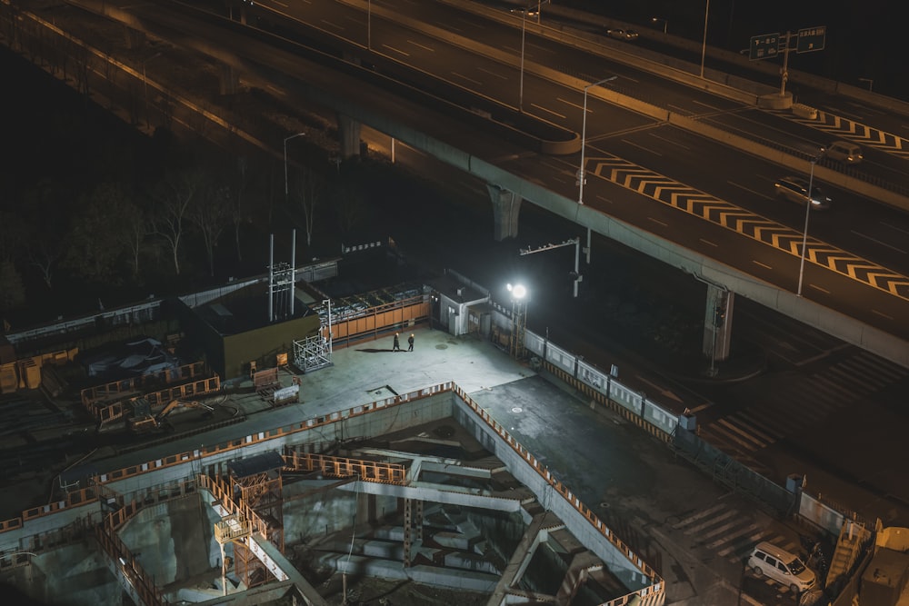 una vista aérea de un sitio de construcción por la noche