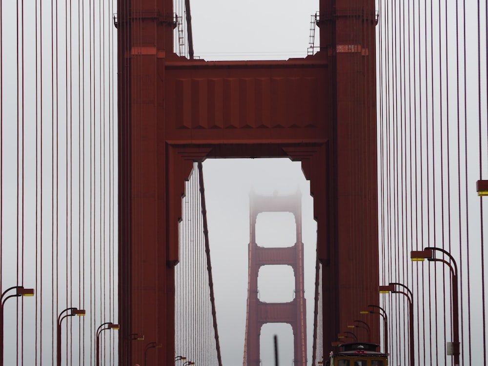 Una vista del Golden Gate Bridge nella nebbia