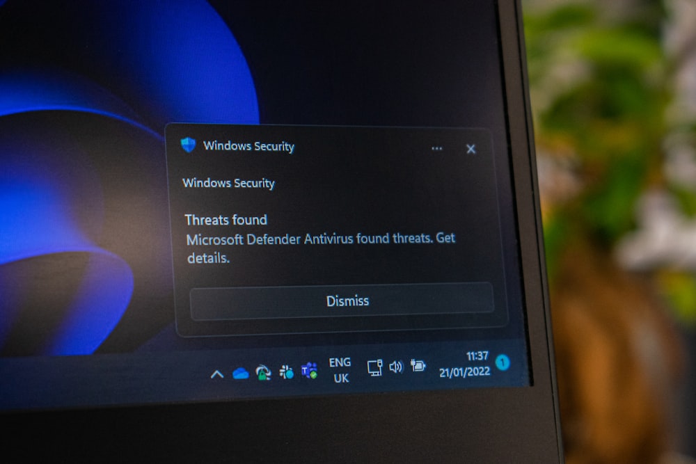 La pantalla de un portátil con el botón de seguridad de Windows resaltado